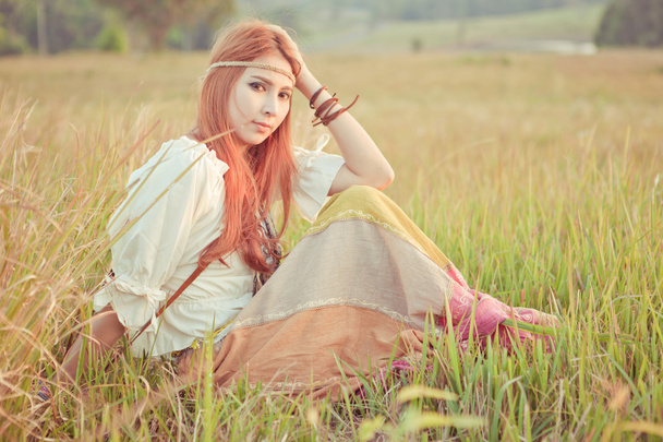 hippie κορίτσι στο χρυσό τομέα - Φωτογραφία, εικόνα
