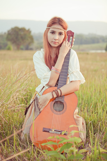 hippi lány gitározni a fű - Fotó, kép
