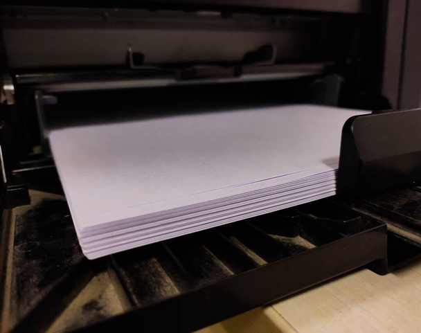 Набор бумаги хранится в принтере
. - Фото, изображение
