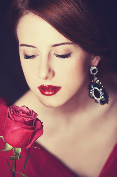 Красивые рыжие женщины с розой
. - Фото, изображение