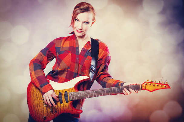 móda dívka s kytarou - Fotografie, Obrázek