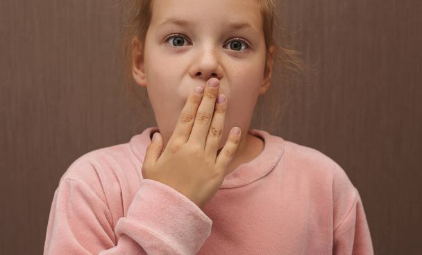 Sorpresa bambina chiuso la bocca - Foto, immagini