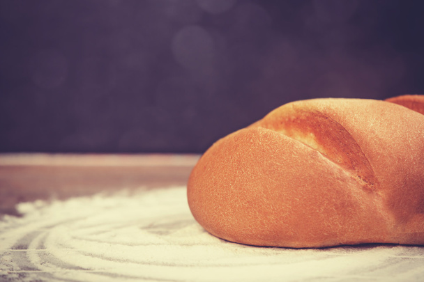 Вкусный хлеб на деревянном столе
 - Фото, изображение