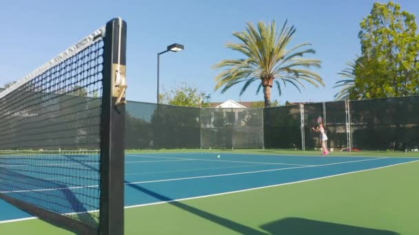 Slow-motion commerciële beelden van een tenniswedstrijd. Sportbeoefening door atleten - Video