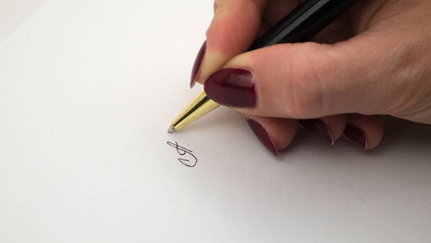 Femme signant des papiers d'affaires. Gros plan sur la signature du document par une femme. Voici le dernier mot, Point de non-retour - Photo, image