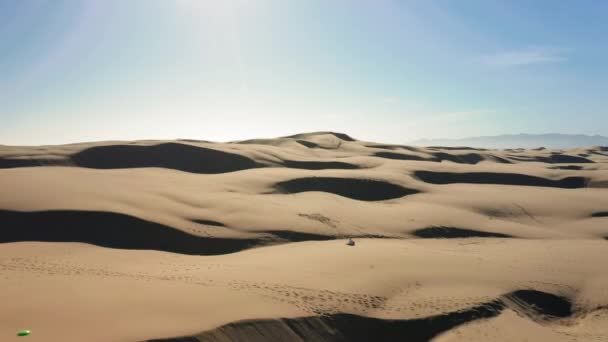 4K hidastettu ilmakuva hiekkadyyneille, California wild desert nature - Materiaali, video