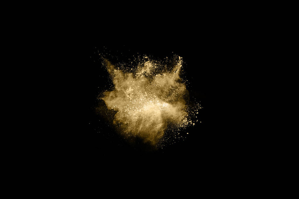 Explosión de polvo dorado sobre fondo negro. Nube de colores. El polvo colorido explota. Pintura Holi
. - Foto, Imagen