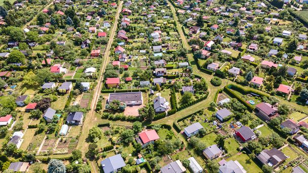 Ampio angolo vista aerea di orti e giardini ricreativi a Ilawa, Polonia, foto scattata da drone - Foto, immagini