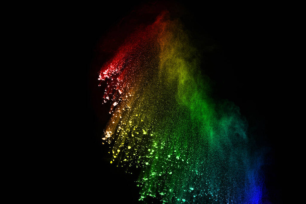 abstrakcyjny kolorowy wybuch pyłu na czarnym tle.abstrakcyjny proszek rozbryzgane tło, zamrożenie ruchu proszku kolor eksploduje / rzucanie proszku kolor, wielokolorowy brokat tekstury. - Zdjęcie, obraz