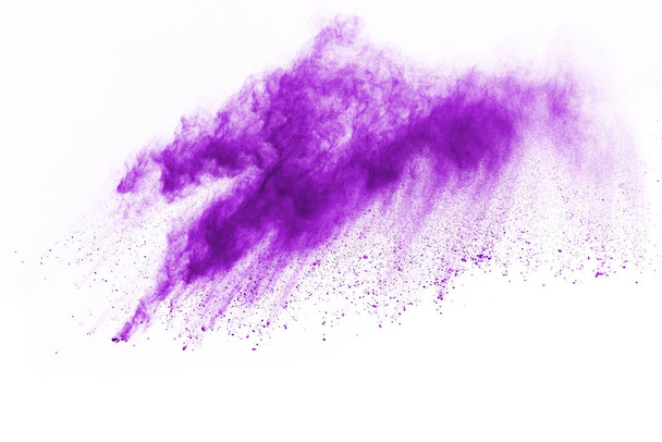 Explosion de poudre. Gros plan d'une explosion de particules de poussière violette isolée sur du blanc. Contexte abstrait. - Photo, image