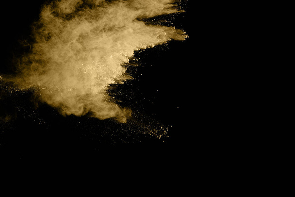 Siyah arka planda altın tozu patlaması. Renkli bulut. Renkli toz patlar. Boya Holi. - Fotoğraf, Görsel