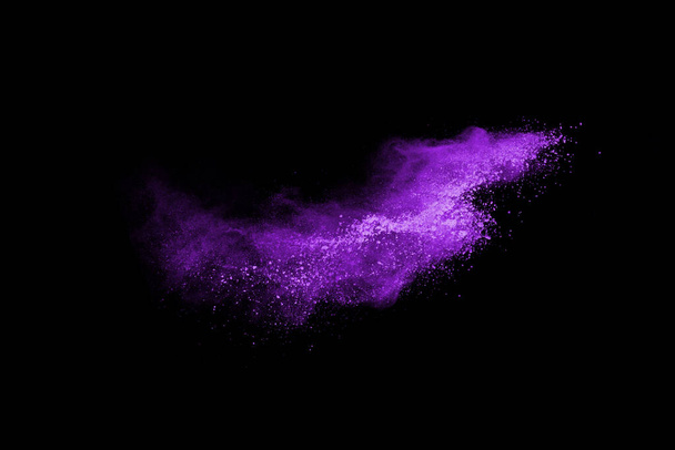 A mozgása absztrakt por robbanás fagyott lila fekete háttérrel. Állítsa meg a mozgását lila por fekete alapon. Robbanó por lila fekete háttér. - Fotó, kép