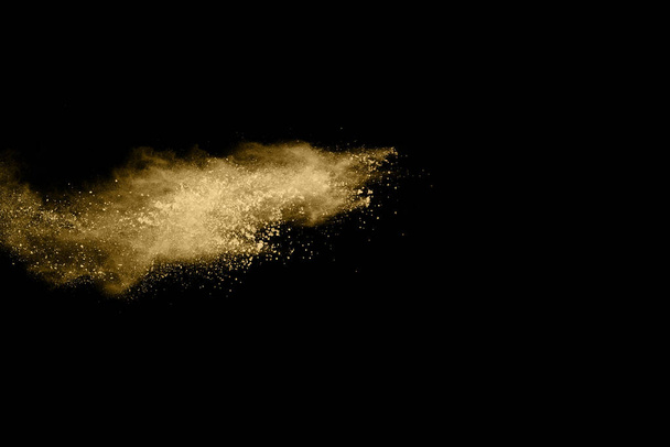黒の背景に黄金の粉爆発。雲の色。カラフルな塵が爆発する。ペイント・ホリ. - 写真・画像