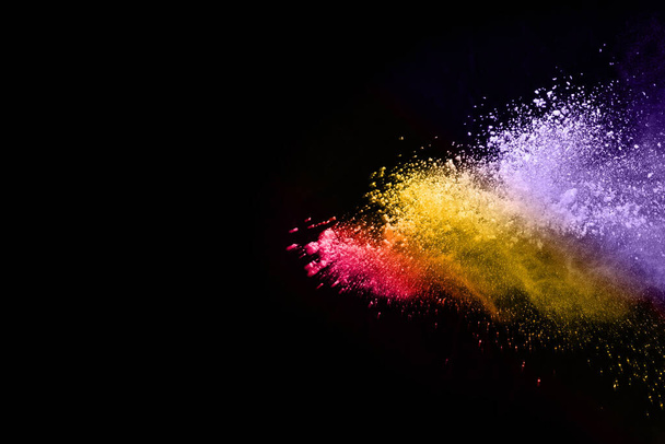 elvont színes por robbanás egy fekete hátter.absztrakt por fröccsent háttér, fagyasztó mozgás színes por felrobban / dobott színes por, sokszínű csillogás textúra. - Fotó, kép