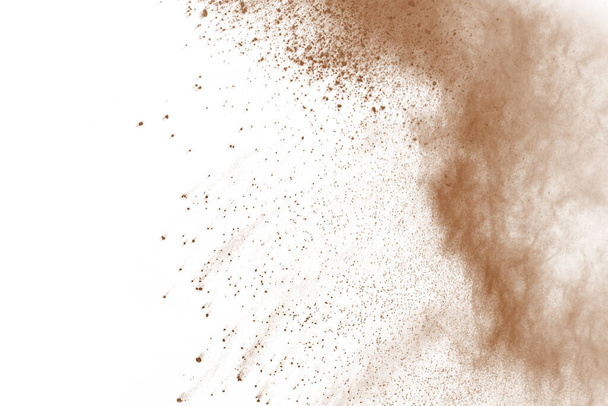 Explosión de polvo de color marrón sobre fondo blanco. Nube de colores. El polvo colorido explota. Pintura Holi. - Foto, Imagen