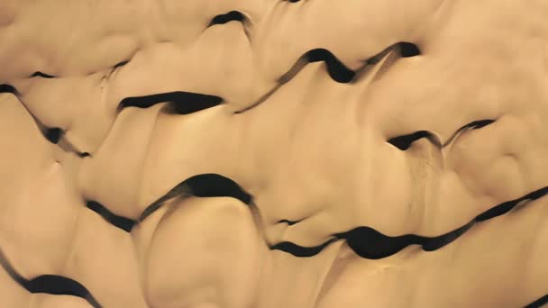 4K topo aéreo para baixo de uma natureza desértica. Textura incrível de dunas de areia dourada colina
 - Filmagem, Vídeo