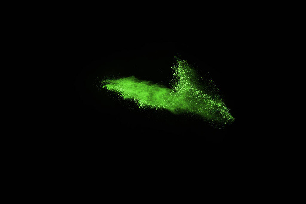 Il movimento di esplosione di polvere astratta congelato verde su sfondo nero. Fermare il movimento del verde in polvere su sfondo nero. Polvere esplosiva verde su sfondo nero. - Foto, immagini