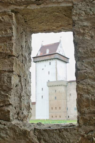 View of the castle through a window in the wall - Foto, Bild