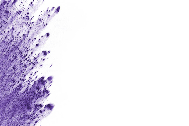 Pulverexplosion. Nahaufnahme einer Explosion lila Staubpartikel isoliert auf weiß. Abstrakter Hintergrund. - Foto, Bild