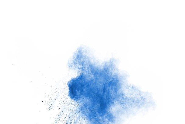 Niebieski kolor wybuch proszku na białym tle. Kolorowa chmura. Kolorowy pył eksploduje. Farba Holi. - Zdjęcie, obraz