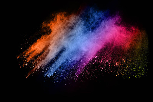abstrakte farbige Staubexplosion auf schwarzem Hintergrund. Abstraktes Pulver gespritzt Hintergrund, Gefrierbewegung von Farbpulver explodierende / werfende Farbpuder, bunte Glitzertextur. - Foto, Bild