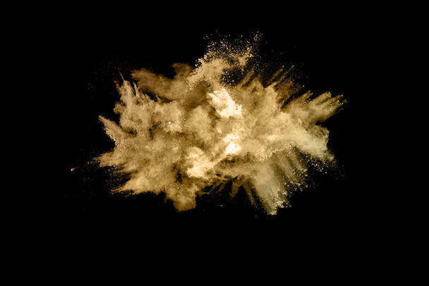Goldene Pulverexplosion auf schwarzem Hintergrund. Farbige Wolke. Bunter Staub explodiert. Holi bemalen. - Foto, Bild