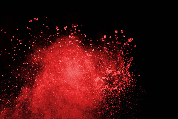 abstrakti punainen jauhe räjähdys mustalla pohjalla. Abstrakti punainen jauhe roiskunut mustalla pohjalla. Punaisen jauheen jäätymisliike räjähtää. - Valokuva, kuva