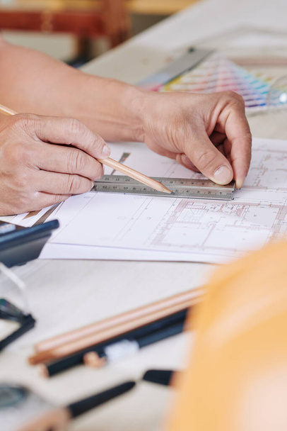 Kezek építész segítségével ceruza és vonalzó rajzolásakor tervrajz ház - Fotó, kép