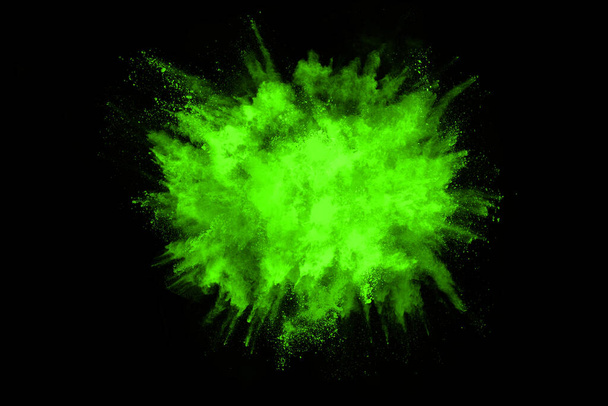 Soyut toz patlamasının hareketi siyah arka planda donmuş yeşil. Siyah zemin üzerindeki toz yeşilinin hareketini durdur. Patlayıcı tozu siyah arkaplanda yeşil. - Fotoğraf, Görsel