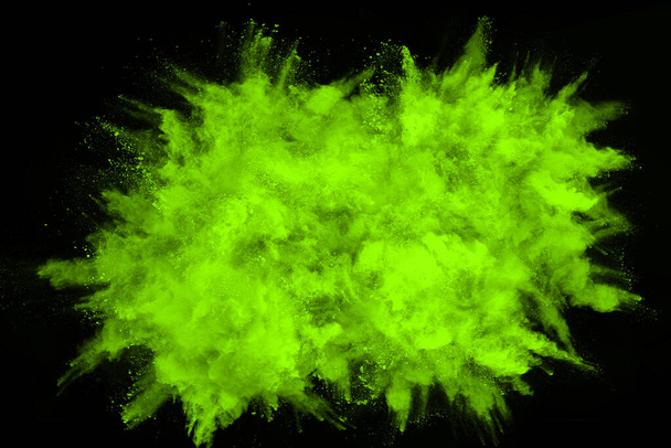 Die Bewegung der abstrakten Staubexplosion gefroren grün auf schwarzem Hintergrund. Stoppt die Bewegung von gepudertem Grün auf schwarzem Hintergrund. Explosives Pulvergrün auf schwarzem Hintergrund. - Foto, Bild