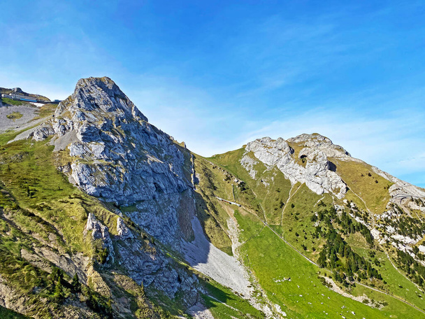 Pics alpins d'Esel et Rosegg dans la chaîne de montagnes suisse de Pilatus et dans les Alpes Emmentales, Alpnach - Canton d'Obwalden, Suisse (Kanton Obwalden, Schweiz) - Photo, image
