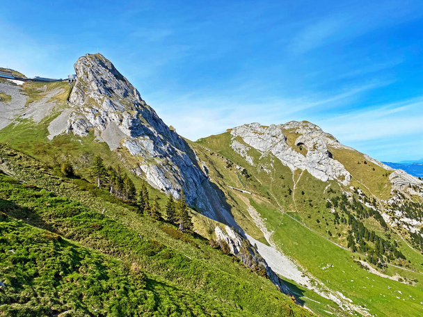 Eselin ja Roseggin alppipiikit Sveitsin Pilatuksen vuorijonossa ja Emmental Alpeilla, Alpnach - Obwaldenin kantoni, Sveitsi (Kanton Obwalden, Schweiz) - Valokuva, kuva