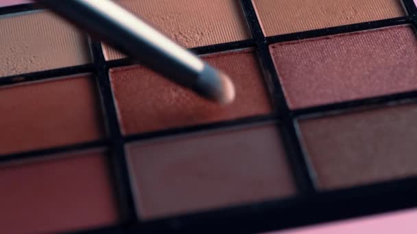Closeup makeup multicolored eyeshadow palette with brush in a beauty salon. - Πλάνα, βίντεο