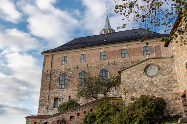 中世の城Akershusノルウェーのオスロで明るい晴れた秋の日に要塞。ヨーロッパの要塞構造のランドマーク - 写真・画像