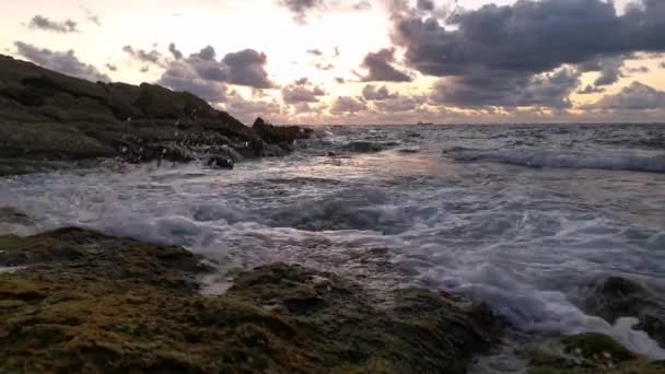 Σύννεφο ηλιοβασίλεμα στην ακτή. Κύματα χτυπούν τους βράχους στον όρμο Αλπενάρι - Πλάνα, βίντεο