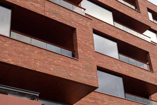 Texture vista di bellissimi mattoni rossi edificio moderno con grandi finestre. Nuova architettura distrettuale primo piano a Oslo, Norvegia - Foto, immagini