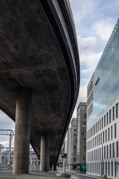 Ponte stradale in cemento nel centro della città di Oslo, Norvegia. Ufficio grigio moderno quartiere degli affari strada sopraelevata. - Foto, immagini