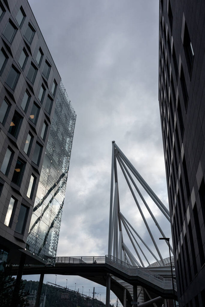 Pont entre des bâtiments modernes en verre dans le centre-ville d'Oslo, en Norvège. Bureau gris quartier d'affaires moderne en plein soleil - Photo, image