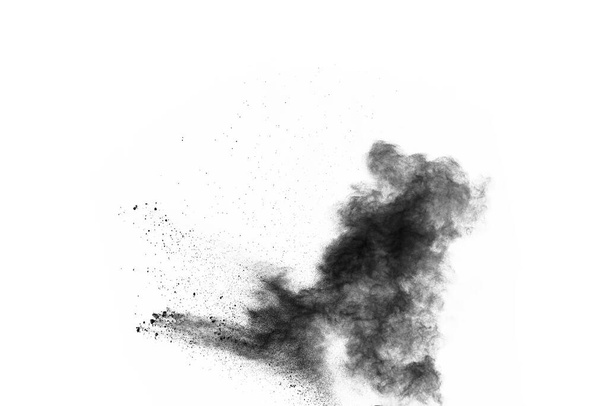 Beyaz zemin üzerinde kömür parçacıkları, beyaz zemin üzerine serpilmiş soyut toz, patlayan kara barutun dondurucu hareketi veya barut atmak. - Fotoğraf, Görsel