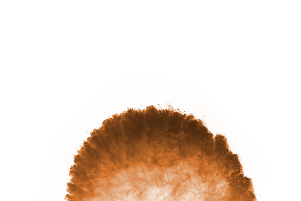 Colore marrone esplosione polvere su sfondo bianco. Nuvola colorata. Polvere colorata esplodere. Dipingere Holi. - Foto, immagini
