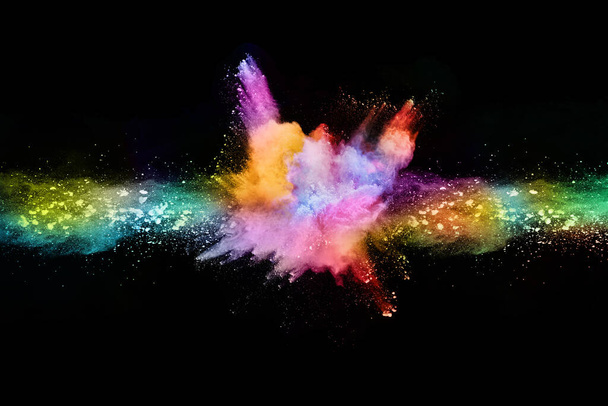abstract gekleurde stof explosie op een zwarte achtergrond. abstract poeder splatted achtergrond, Freeze beweging van kleur poeder exploderen / gooien kleur poeder, veelkleurige glitter textuur. - Foto, afbeelding