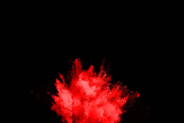 polvo rojo abstracto explosión sobre fondo negro.polvo rojo abstracto salpicado sobre fondo negro. Congelar el movimiento del polvo rojo explotando. - Foto, Imagen