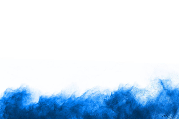 Blauwe kleur poeder explosie op witte achtergrond. Gekleurde wolk. Kleurrijk stof explodeert. Verf Holi. - Foto, afbeelding