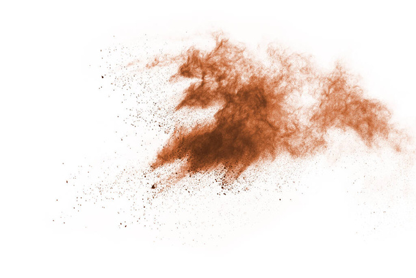 Explosión de polvo de color marrón sobre fondo blanco. Nube de colores. El polvo colorido explota. Pintura Holi. - Foto, Imagen