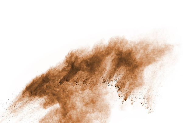 白色の背景に茶色の粉体爆発。雲の色。カラフルな塵が爆発する。ペイント・ホリ. - 写真・画像