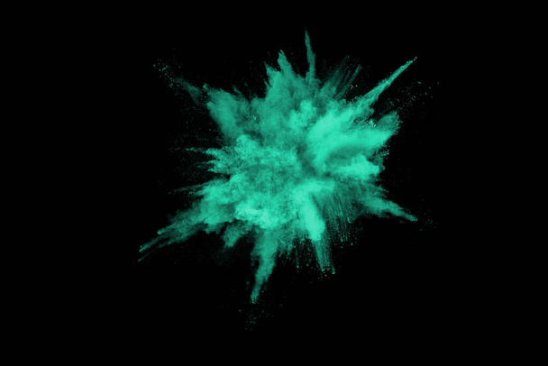 Il movimento di esplosione di polvere astratta congelato verde su sfondo nero. Fermare il movimento del verde in polvere su sfondo nero. Polvere esplosiva verde su sfondo nero. - Foto, immagini
