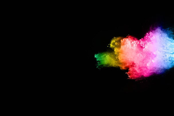 abstract gekleurde stof explosie op een zwarte achtergrond. abstract poeder splatted achtergrond, Freeze beweging van kleur poeder exploderen / gooien kleur poeder, veelkleurige glitter textuur. - Foto, afbeelding