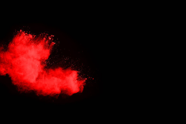 Siyah arka planda soyut kırmızı toz patlaması. Siyah arka planda soyut kırmızı toz sıçramış. Patlayan kırmızı barutun hareketsiz hareketi. - Fotoğraf, Görsel