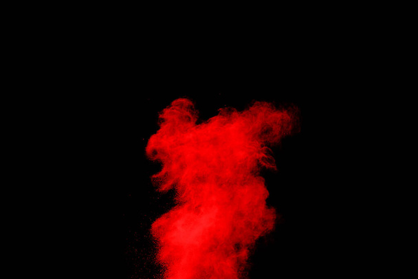 Siyah arka planda soyut kırmızı toz patlaması. Siyah arka planda soyut kırmızı toz sıçramış. Patlayan kırmızı barutun hareketsiz hareketi. - Fotoğraf, Görsel