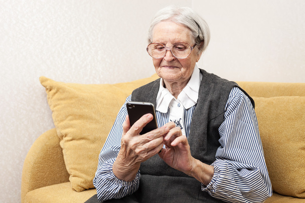 Senior woman using mobile phone - Фото, зображення